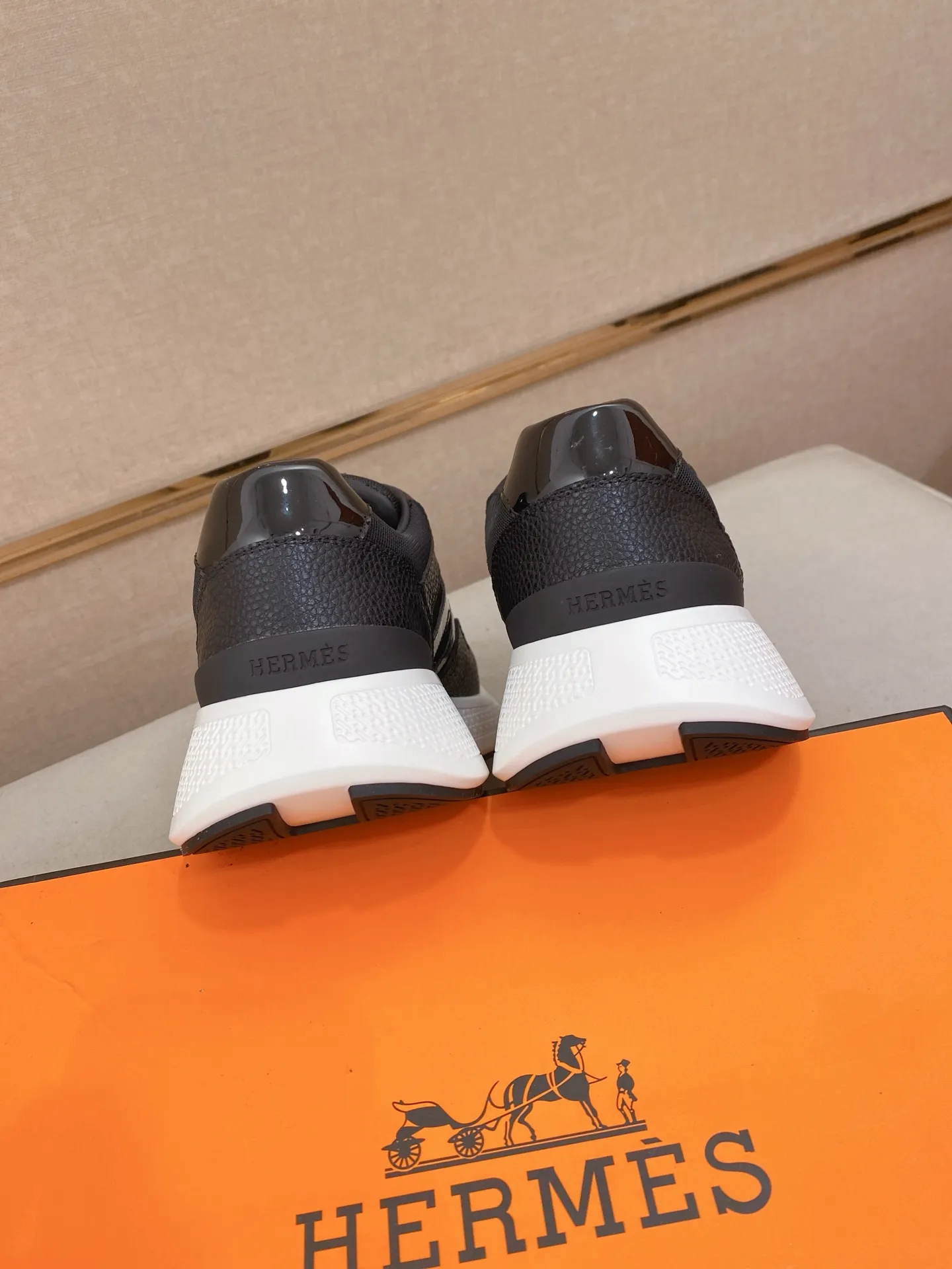 Factory price: 560💰《HERMES》【Classic Original Version】Hermès; Top 🔝 Purchasing Agency 🔍🔍Men's latest 🇺🇸 counters are on sale simultaneously, imported from Italy original ▲▲cowhide ▲▲ (high-end, nobility, class) ) Exquisite workmanship (Italian 🇮🇹 imported water-dyed 🐂 cowhide lining) sole: original sole provided by the original factory, ⚠️exclusive double-layer activity·TPR·rubber·combined molded outsole; super comfortable·wear-resistant·non-slip·environmental protection The real thing is more beautiful if you take the real thing (high quality, follow the order). You can enter and exit the counter at will * Number of yards: 38-44 (45 can be customized and cannot be returned or exchanged)